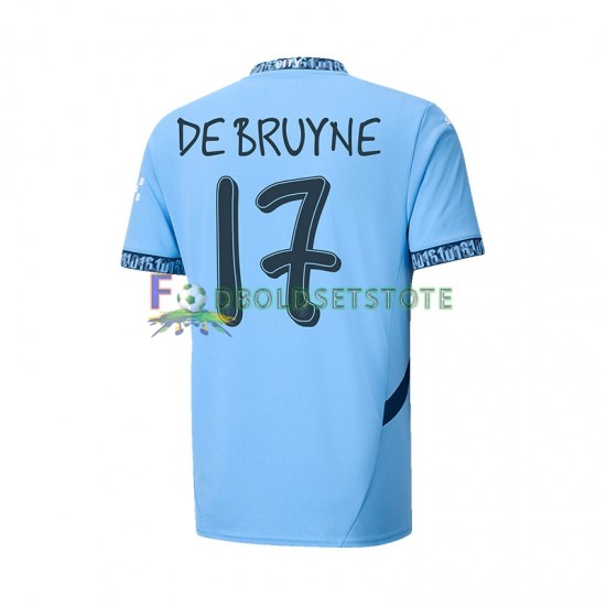 Manchester City Trøje UCL Font DE BRUYNE 17 Hjemmebane 2024-2025 Kort ærmer ,Mænd Manchester City Trøje UCL Font DE BRUYNE 17 Hjemmebane 2024-2025 Kort ærmer ,Mænd